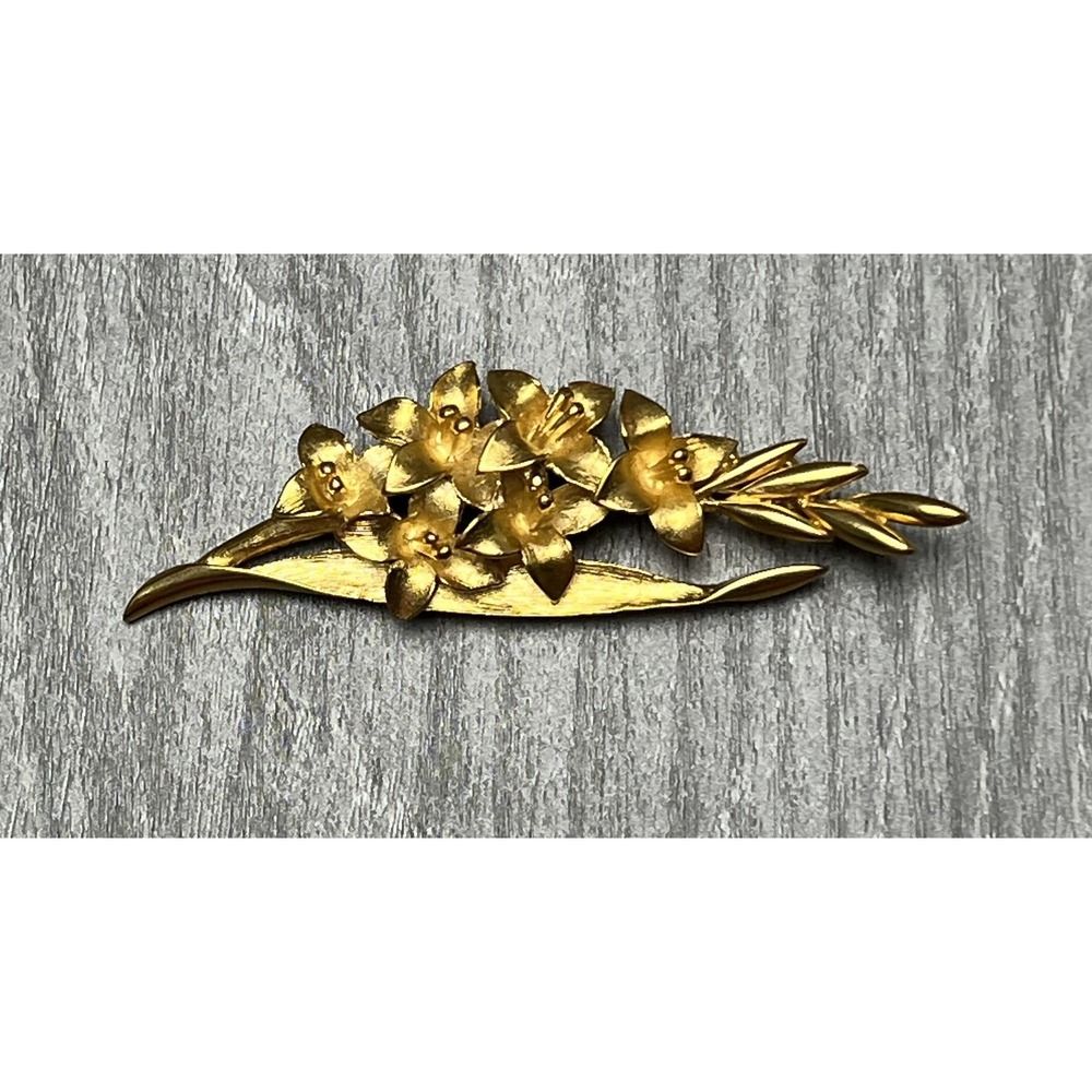 Vintage TRIFARI Gold Tone Floral Flower Spray Brooch Pin‎ Mid-Century Signed
